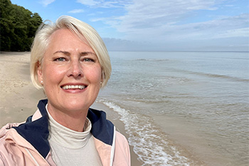 Anna-Maria Florberger vid hav och strand