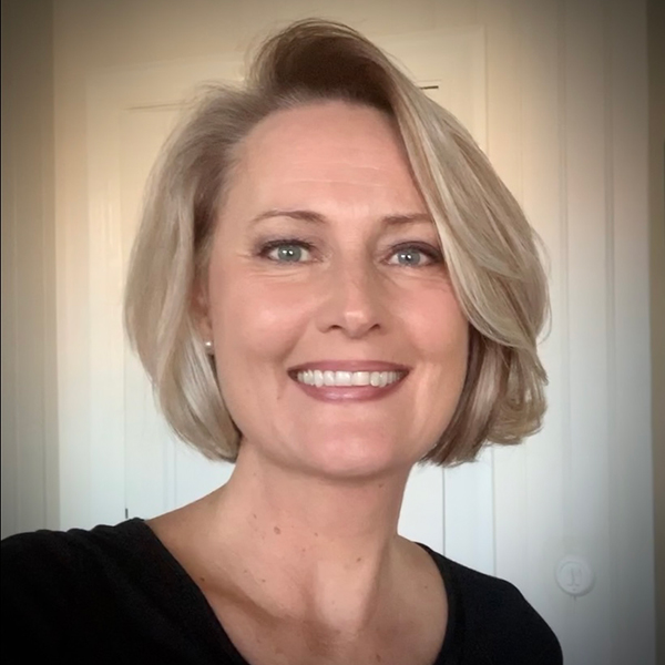 Diplomerad samtalsterapeut Anna-Maria Florberger vid hav och strand